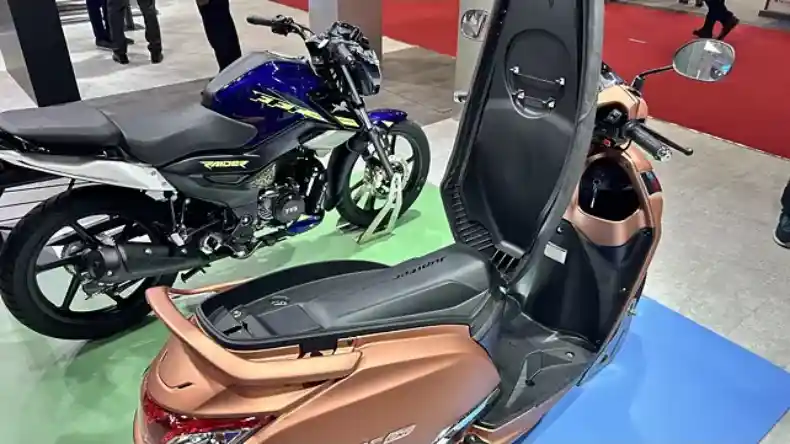 TVS Jupiter CNG स्कूटर का कॉन्सेप्ट मॉडल भारत मोबिलिटी ग्लोबल एक्सपो 2025 में शोकेस करते हुए।