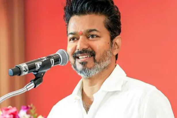 चुनावी सभा में हंगामा: अभिनेता नेता विजय पर केस, एंबुलेंस रास्ता रोका आरोप