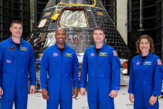 चाँद की नई यात्रा: आर्टेमिस-2 के अंतरिक्ष यात्री अपने साथ क्या ले जाएँगे?