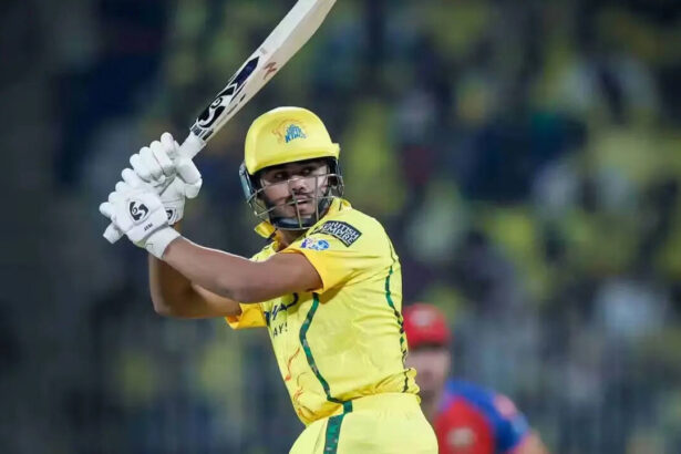 CSK का जवाबी हमला! आयुष म्हात्रे ने संजू की विकेट के बाद छेड़ी जबरदस्त पलटवार की जंग