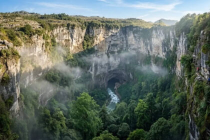 चीन का ‘शेन्योंग झी’: धरती का वो गड्ढा जहां बन गया है अलग मौसम, वैज्ञानिक भी हैरान!