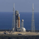 चांद पर जाएगा एक खिलौना! NASA के Artemis II मिशन का ‘साइलेंट हीरो’ बना 8 साल के बच्चे का सफेद स्टफ टॉय