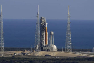 चांद पर जाएगा एक खिलौना! NASA के Artemis II मिशन का ‘साइलेंट हीरो’ बना 8 साल के बच्चे का सफेद स्टफ टॉय